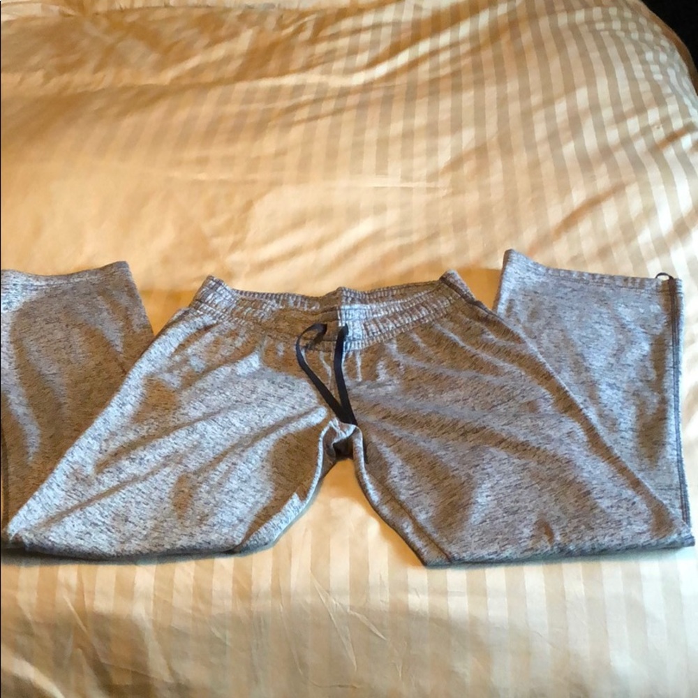 Woman’s under armor sweatpants size s